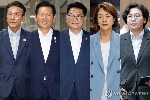 더불어민주당 8·17 전당대회에서 당 대표 경선에 출마한 김민석 전 총리(왼쪽부터), 정청래 전 대표, 송영길 의원, 고민정 의원, 김보미 전 강진군의원(맨 오른쪽). 2026.7.14 [사진=연합뉴스]