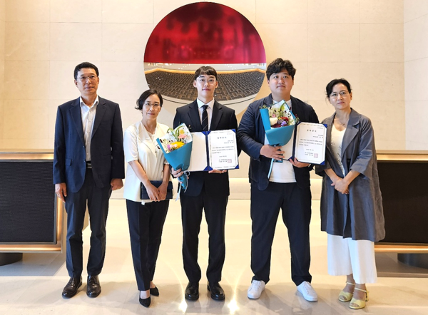 2026 포스코해외유학장학 장학생 단체 사진(왼쪽 세번째부터 스탠포드대학교 박사과정 노이준 장학생, 파리경제대학교 박사과정 서동웅 장학생) / 사진=포스코
