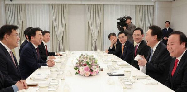 윤석열 대통령이 2023년 3월 13일 용산 대통령실 청사에서 열린 국민의힘 신임 지도부 초청 만찬에서 김기현 신임 당 대표를 비롯한 참석자들과 환담을 나누며 웃음짓고 있다. [사진=대통령실 제공]