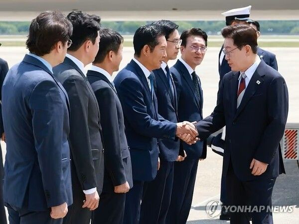 주요 7개국(G7) 정상회의 일정을 마친 이재명 대통령이 지난달 18일 경기 성남 서울공항에 도착해 정청래 더불어민주당 대표와 인사를 나누고 있다. [사진=연합뉴스]