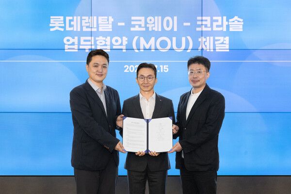 최근 서울 구로구 지타워에서 진행된 업무협약식에서 (좌측부터) 문석환 코웨~근행 롯데렌탈 마케팅부문장, 김명곤 코웨이라이프솔루션 대표이사가 기념 촬영을 하고 있다. [사진=코웨이]