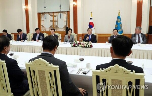 문재인 대통령이 13일 오후 청와대 본관 충무실에서 추미애 대표를 비롯한 더불어민주당 지도부·시도당위원장 초청 만찬에서 발언하고 있다. 2017.10.13 [사진=연합뉴스]