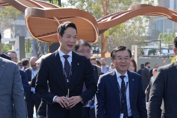 ADFW 2025에 참석한&nbsp;한화생명&nbsp;권혁웅 대표이사 부회장(우측 첫번째),&nbsp;김동원 사장(우측 두번째). [사진=한화생명]