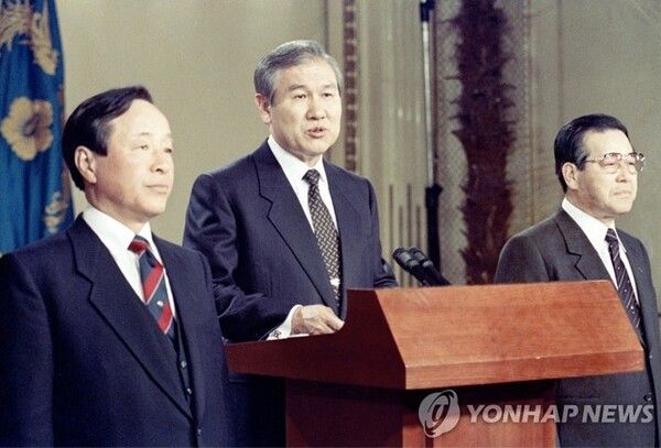 1990년 1월 22일 당시 집권여당이었던 민주정의당과 야당이었던 통일민주당, 신민주공화당이 합당하여 거대 여당인 민주자유당이 탄생했다.&nbsp;왼쪽부터 김영삼 통일민주당 총재, 노태우 대통령 (민주정의당 총재), 김종필 신민주공화당 총재. [사진=연합뉴스]