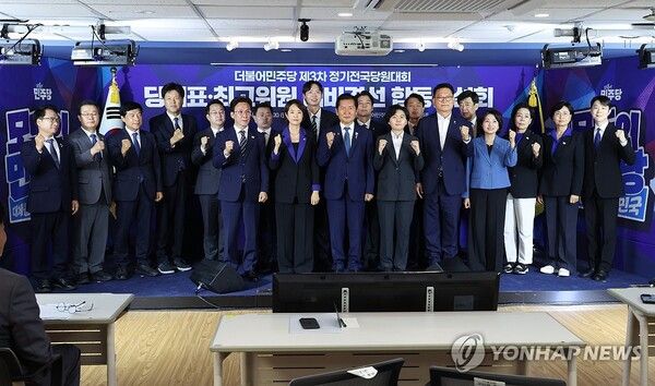 더불어민주당 김민석(앞줄 왼쪽부터)·고민정·정청래·김보미·송영길 당 대표 후보와 최고위원 후보들이 20일 서울 여의도 민주당 중앙당사 당원존에서 열린 당 대표·최고위원 예비경선 합동연설회에 참석해 기념 촬영하고 있다. 뒷줄 왼쪽부터 박선원·이건태·이성윤·김용·박성준·박승원·정민철·한민수·김영호·신계륜·서미화·최민희·임미애·김형남 최고위원 후보.[사진=연합뉴스]