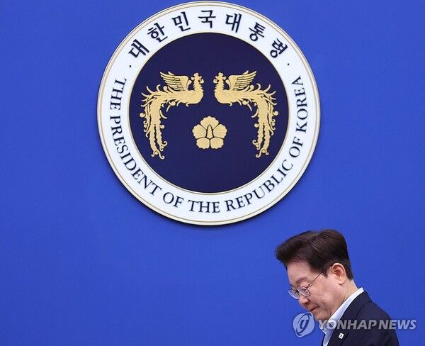 이재명 대통령이 21일 청와대에서 열린 국무회의에 입장하고 있다.[사진=연합뉴스]