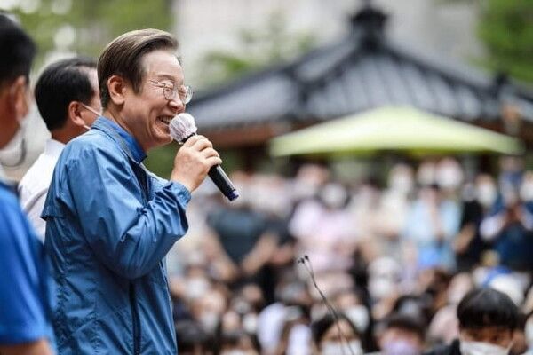 2022년 6월 18일 당시 이재명 더불어민주당 의원이 인천 계양산 야외공연장에서 열린 '이재명과 위로걸음' 행사에서 지지자들에게 인사하고 있다. [사진=연합뉴스]