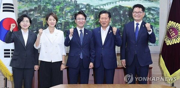 21일 서울 중구 서울시의회에서 열린 더불어민주당 당대표 후보자 초청 간담회에서 김보미(왼쪽부터)·고민정·김민석·정청래·송영길 당 대표 후보들이 기념촬영을 하고 있다.[사진=연합뉴스]