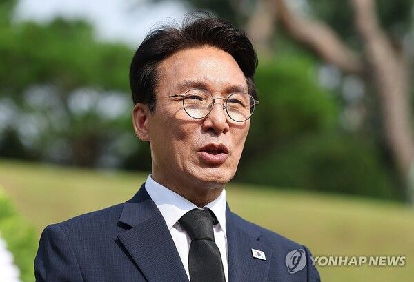 더불어민주당 당권주자인 김민석 전 국무총리가 17일 서울 동작구 국립서울현충원 김대중 전 대통령 묘소 참배를 마친 뒤 발언하고 있다.[사진=연합뉴스]