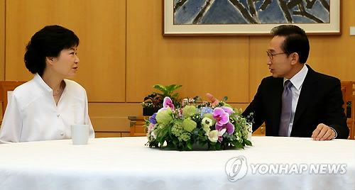 이명박 대통령과 박근혜 새누리당 대선후보가 2일 청와대에서 열린 단독 오찬회동에서 이야기를 나누고 있다. 2012.9.2 [사진=연합뉴스]
