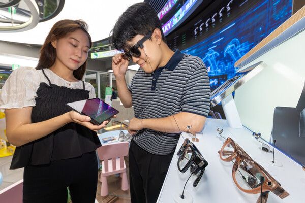 KT는 스마트 글래스 '레이밴 메타'를 KT 다이렉트샵에서 판매한다. [사진=KT]