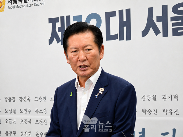 ​21일 서울시의회에서 열린 더불어민주당 당대표 후보 초청 간담회 이후 기자들과 만난 정청래 당대표 후보. [사진=박비주안 기자]​
