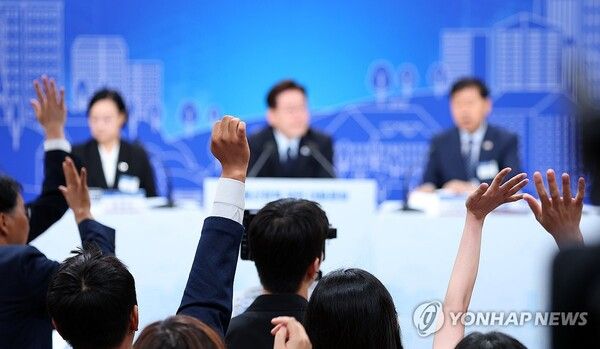 23일 서울 여의도 KBS 별관에서 열린 '부동산정책 국민 대토론회'에서 참석자들이 발언권을 요청하고 있다. [사진=연합뉴스]