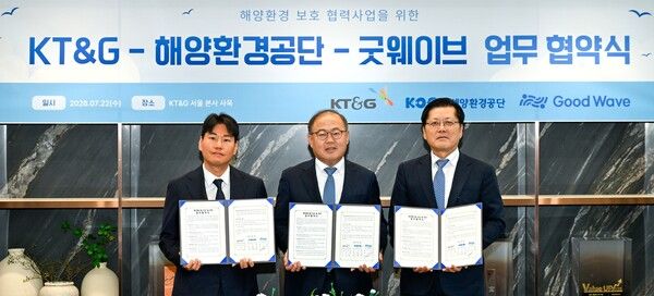KT&G(사장 방경만)가 지난 22일 해양환경공단, 사단법인 굿웨이브와 함께 업무협약을 체결하고, 해양 환경 보호 활동을 공동으로 추진하기로 했다. 사진은 협약식 진행후 이상학 KT&G 수석부사장(가운데)과 강용석 해양환경공단 이사장(오른쪽), 박다함 굿웨이브 대표(왼쪽)가 기념촬영을 하고 있는 모습. [사진=KT&G]