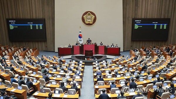 조정식 국회의장이 23일 국회에서 열린 7월 임시국회 제2차 본회의에서 22대 국회 후반기 6개 야당 몫 상임위원장 선출을 위한 투표 결과를 알리고 있다. 국민의힘 몫 상임위원장 가운데 하나인 성평등가족위원장은 위원장 후보로 확정됐던 임이자 의원이 사임하면서 이날 선출되지 않았다.[사진=연합뉴스]
