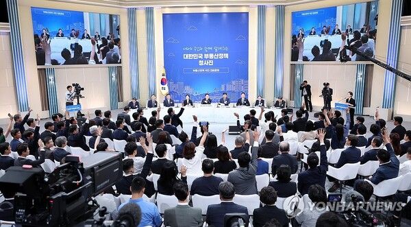 23일 이재명 대통령 주재로 서울 여의도 KBS 별관에서 열린 부동산정책 국민 대토론회에서 참석자들이 발언권을 요청하고 있다. [사진=연합뉴스]