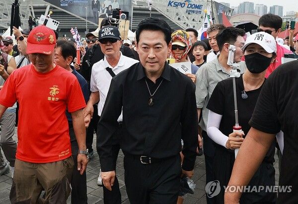 6·3지방선거 투표용지 부족 사태로 촉발된 잠실 개표소 봉쇄 시위가 이어진 17일 국민의힘 장동혁 대표가 서울 송파구 올림픽공원 핸드볼경기장 앞에서 이동하고 있다.[사진=연합뉴스]
