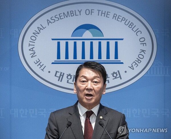 국민의힘 안철수 의원이 12일 국회에서 무소속 한동훈 의원의 국민의힘 복당 반대 기자회견을 하고 있다.[사진=연합뉴스]
