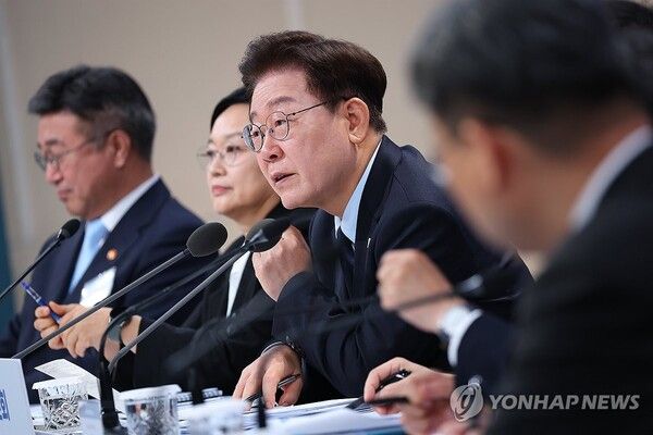 이재명 대통령이 23일 서울 여의도 KBS 별관에서 열린 부동산정책 국민 대토론회에서 발언하고 있다. [사진=연합뉴스]