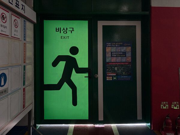 KCC 루미세이프 제품이 적용된 CJ제일제당 비상구 안전디자인 [사진=KCC]