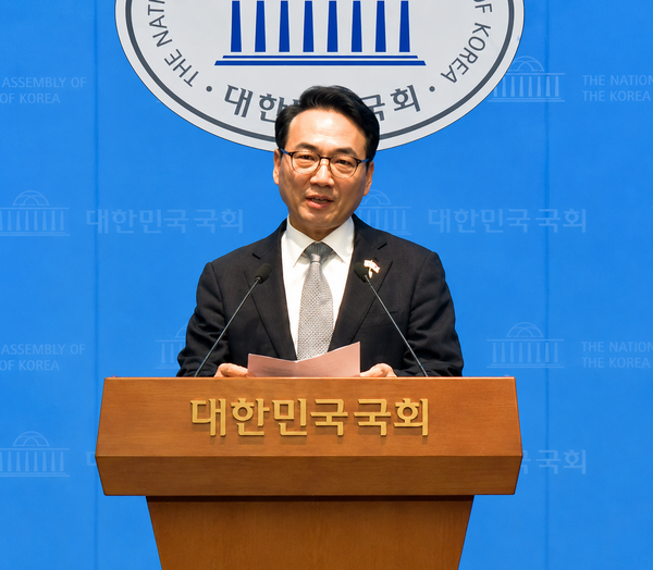 더불어민주당 8·17 전당대회 최고위원에 출마한 박선원 의원은 23일 국회 소통관에서 기자회견을 열고 신천지 등 외부조직의 &nbsp;당내 선거 개입 가능성을 제기하며, 최고위원 당선 시 외부조직을 색출하겠다고 경고했다. [사진=박비주안 기자]