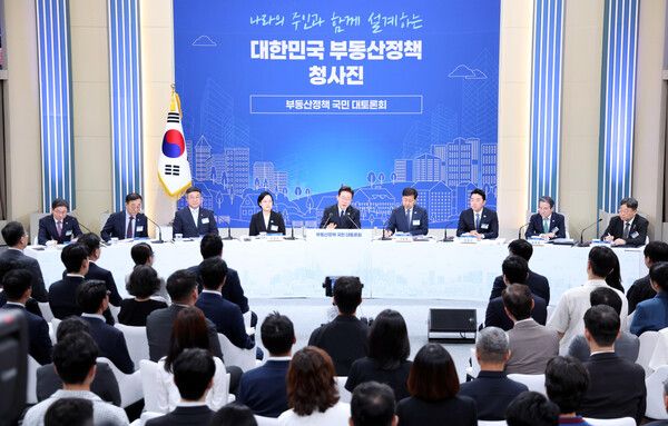 이재명&nbsp;대통령이 23일 서울 여의도 KBS에서 열린 부동산정책 국민 대토론회에서 발언하고 있다. [사진=연합뉴스]