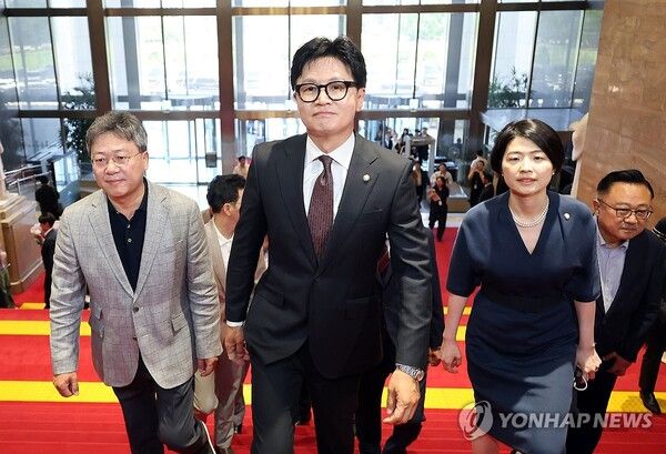 부산 북갑 국회의원 보궐선거에서 당선돼 돌아온 한동훈 무소속 의원.[사진=연합뉴스]