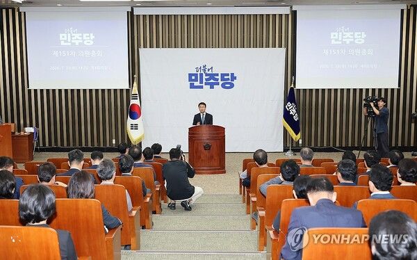 더불어민주당 한병도 대표 직무대행 겸 원내대표가 23일 국회에서 열린 의원총회에서 발언하고 있다.[사진=연합뉴스]