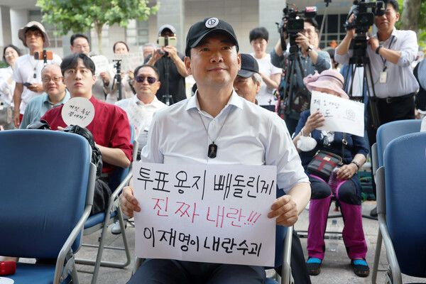 국민의힘&nbsp;장동혁&nbsp;대표가 15일 오후 전남광주통합특별시 서구 전남광주선거관리위원회 앞에서 열린 '선관위 해체 및 재선거를 요구하는 광주시민청년학생모임' 집회에 참석했다 [사진=연합뉴스]