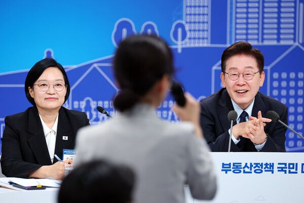 이재명&nbsp;대통령과 한성숙 국무총리가 23일 서울 여의도 KBS 별관에서 열린 부동산정책 국민 대토론회에서 참석자 발언을 듣고 있다. [사진=연합뉴스]
