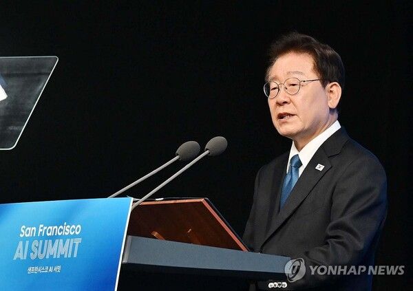 이재명 대통령이 24일(현지시간) 미국 샌프란시스코 더 미드웨이에서 열린 '샌프란시스코 AI 서밋'에서 '샌프란 AI 선언'을 발표하고 있다.[사진=연합뉴스]