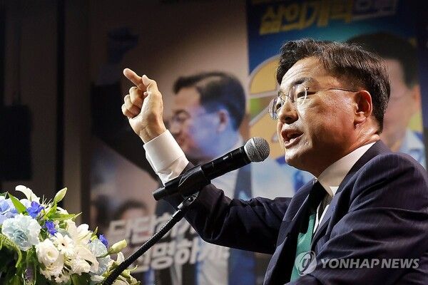 조국혁신당 신임 대표로 선출된 신장식 의원이 25일 경기도 수원컨벤션센터에서 열린 전국당원대회에서 수락 연설하고 있다.[사진=연합뉴스]