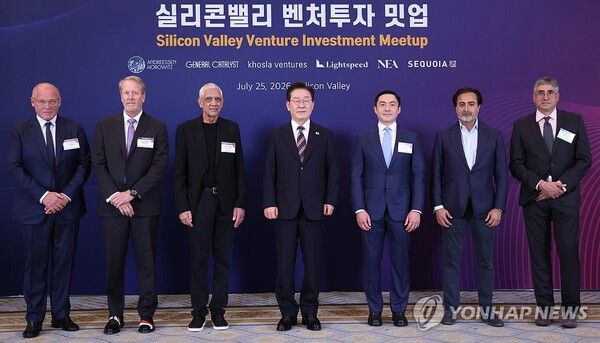 이재명 대통령이 25일(현지시간) 미국 샌프란시스코 한 호텔에서 열린 실리콘밸리 벤처투자 밋업에서 실린콘밸리 상위 6개 벤처캐피털 대표들과 기념촬영을 하고 있다.[사진=연합뉴스]