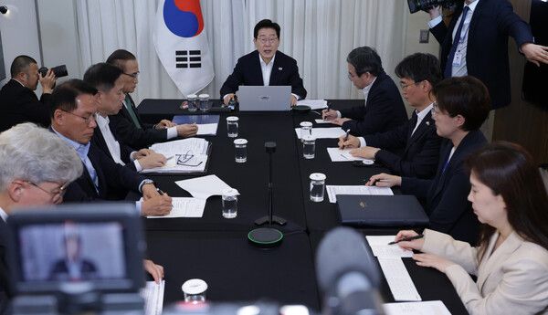 브라질을 국빈 방문 중인&nbsp;이재명&nbsp;대통령이 26일(현지시간) 브라질리아 한 호텔에서 화상 수석보좌관회의를 주재하고 있다. [사진=연합뉴스]
