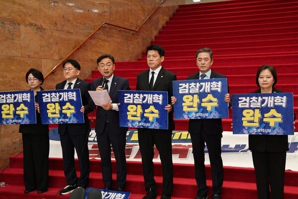조국혁신당 신장식 신임 당대표와 지도부가 27일 국회 로텐더홀에서 최고위를 열고, '검찰 개혁 완수 상황실'을 설치하며 검찰개혁 의지를 밝혔다. (좌로부터) 정책위의장 김선민, 차규근 신임 수석 최고위원, 신장식 신임 당대표, 김준형 원내대표, 황현선 신임 최고위원, 정춘생 사무총장. [사진=조국혁신당 제공]