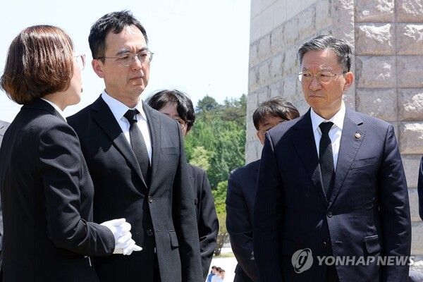 정성호 법무부 장관(우)과 구자현 검찰총장 직무대행 [사진=연합뉴스]