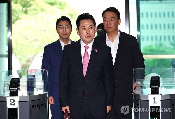 국민의힘 장동혁 대표가 27일 과천 중앙선거관리위원회에서 열리는 선거소청 심리에 출석하고 있다.[사진=연합뉴스]