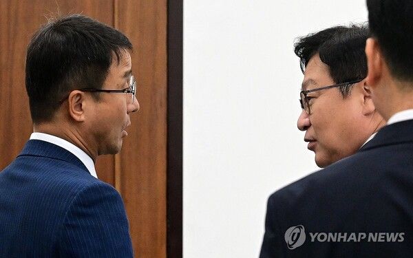 더불어민주당 한병도 대표 직무대행 겸 원내대표와 국민의힘 정점식 원내대표가 14일 국회의장실에서 열린 조정식 국회의장 주재 원 구성 관련 원내대표 회동에 참석하고 있다.[사진=연합뉴스]