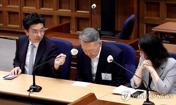 윤석열 전 대통령이 27일 서울 서초구 서울중앙지방법원에서 열린 공직선거법 위반 혐의 사건 1심 선고 공판에 출석하고 있다. 서울중앙지법 형사합의21부(조순표 부장판사)는 이날 윤 전 대통령에게 징역 1년 6개월에 집행유예 3년을 선고했다.[사진=연합뉴스]