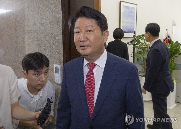 22대 하반기 국회 상임위원회 배정 기준에 불만을 제기하는 과정에서 국민의힘 정점식 원내대표의 멱살을 잡았던 권영진 의원이 27일 국회 내 원내대표실을 방문해 사과한 뒤 취재진과 인터뷰 하고 있다.[사진=연합뉴스]