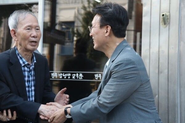 더불어민주당 전당대회에서 당권주자로 나선 김민석 후보는 28일 진주를 찾아 김장하 선생과 만나 환담했다. [사진=김민석 후보 SNS 갈무리]