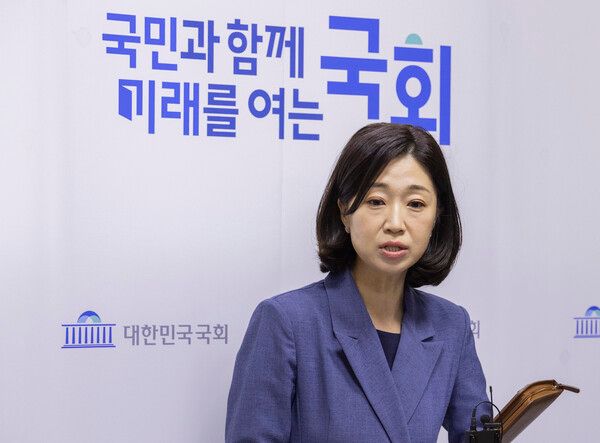장현주 국회의장실 공보소통수석비서관이 28일 국회에서 이날 열린&nbsp;조정식&nbsp;국회의장 기자간담회에서 나온 개헌 관련 발언에 대한 해설과 개헌 관련 언론 보도와 관련한 국회의장의 입장을 밝히고 있다. [사진=연합뉴스]