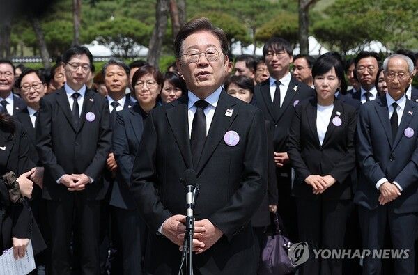 더불어민주당 이재명 대선후보가 지난해 5월18일 광주광역시 북구 국립 5·18민주묘지에서 열린 5·18민주화운동 45주년 기념식에 참석한 뒤 취재진과 만나 인터뷰 하고 있다. [사진=연합뉴스]