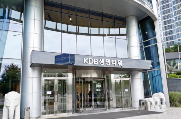 16년째 산업은행 체제에 머물며 일곱 번째 매각을 추진 중인 서울 용산구 KDB생명타워 전경. [사진=연합뉴스]