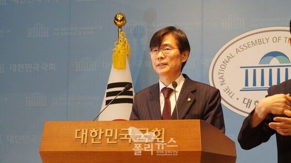 국민의힘 조경태의원이 28일 국회소통관에서 기자회견을 열고, 당 윤리위 징계 개시에 강력하게 반발했다. [사진=박비주안 기자]