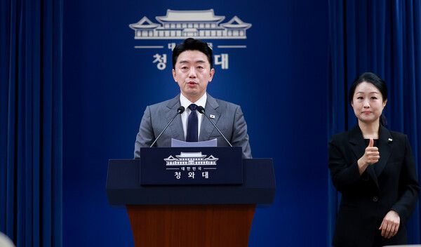 강훈식&nbsp;비서실장이 6일 청와대 춘추관에서 이날 오전 열린 메가프로젝트 민관합동 점검회의 결과 브리핑을 하고 있다. [사진=연합뉴스]