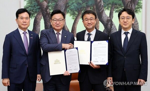 민주당이 국민의힘을 오차범위 밖에서 앞서는 것으로 나타났다 [사진=연합뉴스]