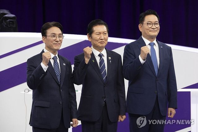 29일 서울 마포구 MBC에서 열린 더불어민주당 당 대표 선출을 위한 후보자 방송토론회에서 김민석(왼쪽부터), 정청래, 송영길 후보가 기념 촬영을 하고 있다. 2026.7.29 [사진=국회사진기자단=연합뉴스]