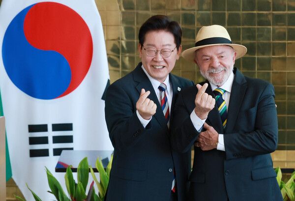 이재명 대통령과 루이스 이나시우&nbsp;룰라&nbsp;다시우바 브라질 대통령이 27일(현지시간) 브라질리아 대통령관저에서 공동언론발표를 마친 뒤 취재진을 향해 손가락 하트를 만들어보이고 있다. [사진=연합뉴스]