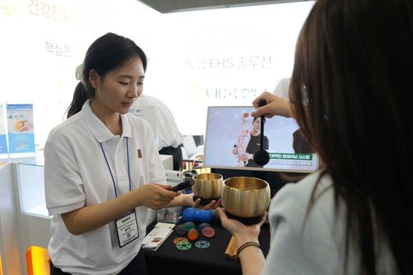 안전보건박람회에서 대웅 헬스케어 담당자가 선마을의 싱잉볼을 소개하고 있다. [사진=대웅]